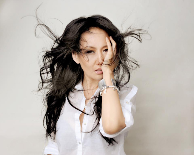 Хөхөө гайхуулсан Дээгий “Эрчүүдийгээ хайрлая гэж яагаад тэнэгтээд байдаг юм”